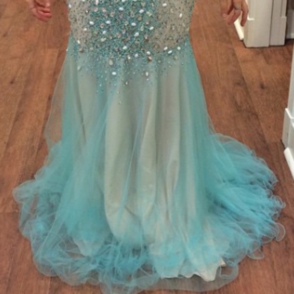 Prom dress only worn once - Picture 2 of 2